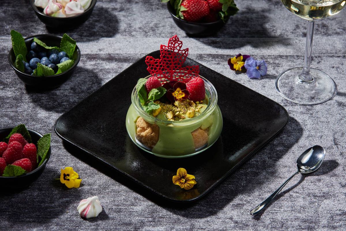 Profiterol cu Cremă de Vanilie și Fistic